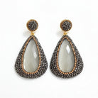 Cima stone pendant earrings featuring rhinestones with teardrop shape and gold plating, adding elegance to any outfit.